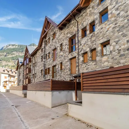 Stone Near And Scenic Lake, Cleaning Included * Benasque